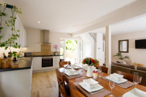 ' ORCHARD CROFT LODGE ' , BRAND NEW HOME , Massive 1,367 Sq' Ft', Can Sleep 8 on request , Split & Link 'Super King' Size Beds, Free Wi-Fi, Sky TV & Sky Sports, 9 Minutes from West Wittering Beach, Qu